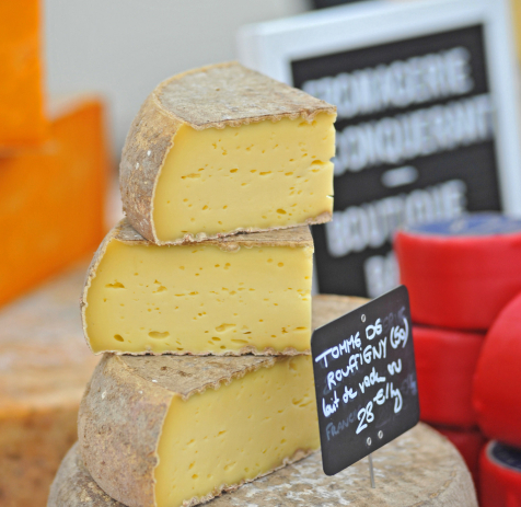 Vue de coupe de fromages superposés