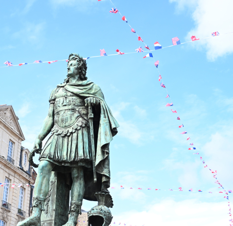 Statue de Louis XIV place Saint Sauveur et pavoisement 80e
