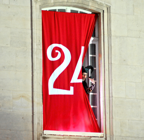 Lutin de Noël derrière la case du 24 