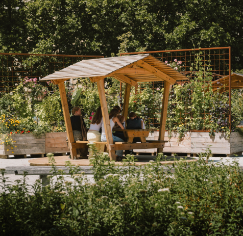Tables de pique-nique jardin d'été sur la place de la République