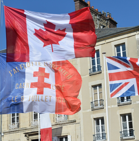 Drapeaux de Caen libérée et Canadien + Britannique