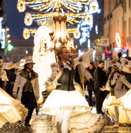 Artiste en déambulation rue Saint-Pierre