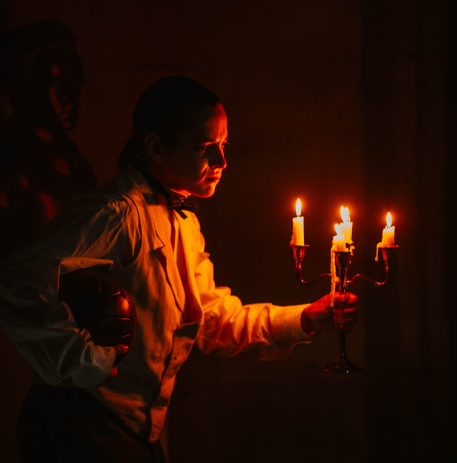 Visite nocturne costumée à la lueur d'un chandelier