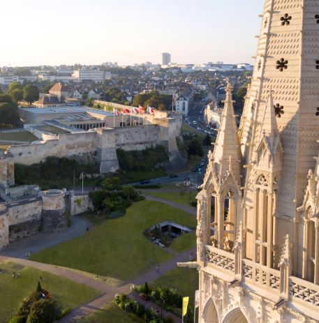 Vue drone du clocher de l'église Saint-Pierre et du château 