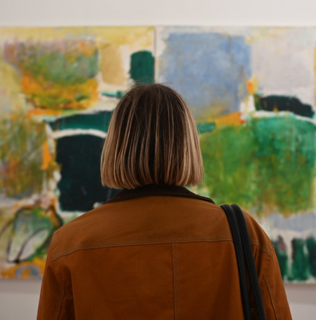 Visiteur dans l'exposition du Musée des Beaux-Arts © Ville de Caen / J. Urvoy