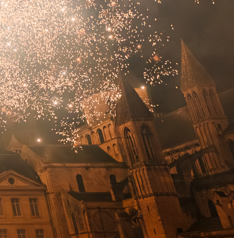 Feux d'artifices au-dessus de la façade de l'hôtel de ville © Ville de Caen / Grégory Forestier