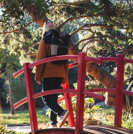 Promeneuse au Jardin des plantes © Ville de Caen / M. Bouvier