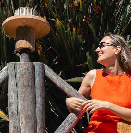 Une promeneuse fait la causette avec un bonhomme de bois dans les Jardins d'été ! © Ville de Caen / M. Bouvier