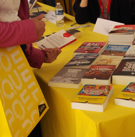 Livres et table d'auteur au salon du Livre Epoque 