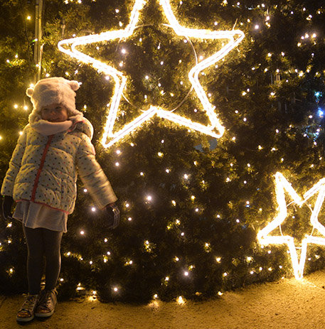 sapin illuminé et petite fille