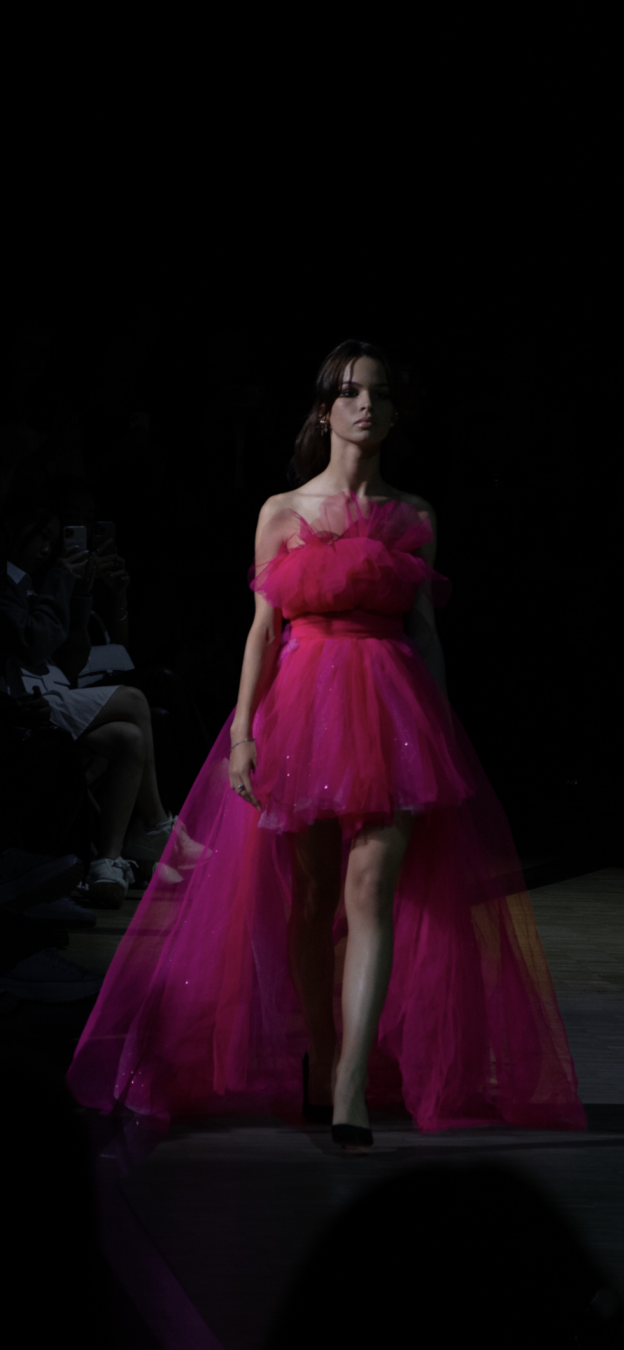Courte robe de soirée rose et sa traîne