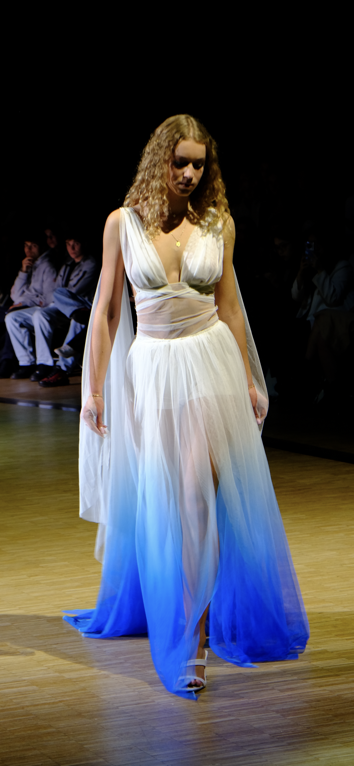 Robe de soirée blanche et bleue
