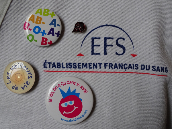 Blouse et goodies de l'établissement français du sang 