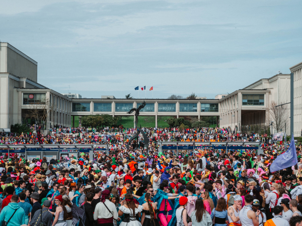 Vue du cortège sur l'esplanade de la Paix