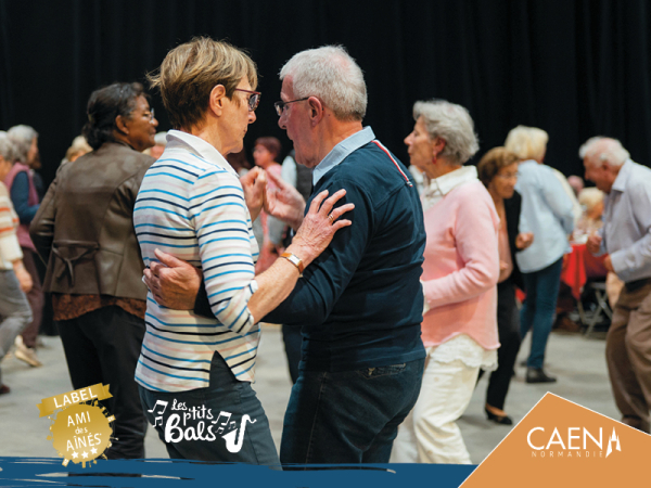 Couple de seniors en train de danser 