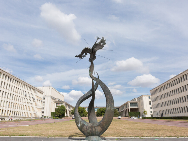 46726-Caen__Universite__statue_Le_Phenix-Caen_la_mer_Tourism