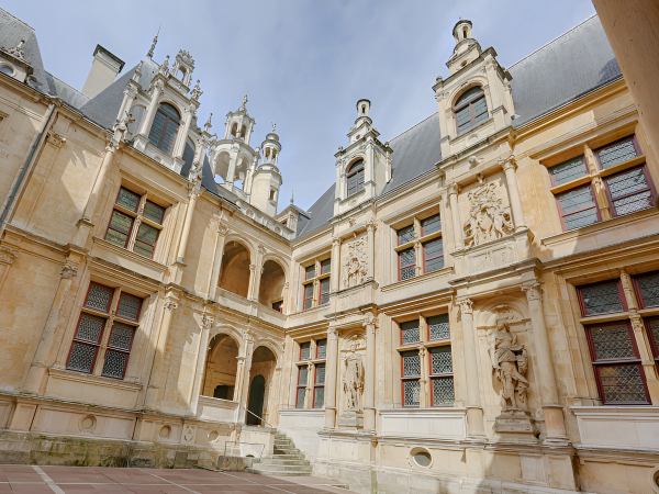 Caen-cour-interieure-de-l-Hotel-d-Escoville-Caen-la-mer-Tour